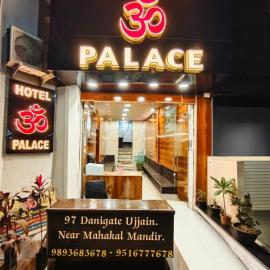 HOTEL OM PALACE NEAR MAHAKALESHWAR TEMPlE，位于乌贾因的酒店