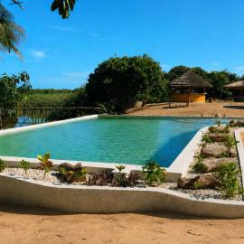 JAC Tropical Lodge - Bar, Restaurant, Piscine, Massages, Plage, Nature, Excursions - Ressourcement et paix dans un paradis naturel et de confort les pieds dans l'eau - Respirez, vous êtes chez JAC - Navettes privées Banjul Aéroport,位于Diana的酒店