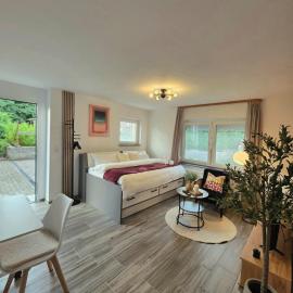 Modern Boutique Studio with Private Entrance and Parking，位于普富林根的酒店