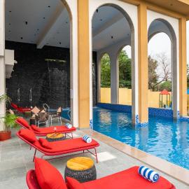 ELIVAAS Signature Still River Suites，位于Thūr的酒店