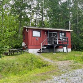 Mini chalet intime votre escapade d ete au lac，位于Pohénégamook的酒店