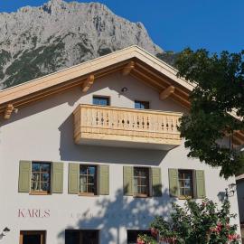 Karls Mittenwald - Design Apartments mit Alpenblick & Tagesbar im Herzen von Mittenwald，位于米滕瓦尔德的酒店