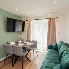Big Group House 5 Bed 3 Bath Parking 12PPL，位于拉格比的酒店