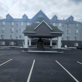 Wingate Suites by Wyndham Youngstown - Austintown，位于扬斯敦的酒店