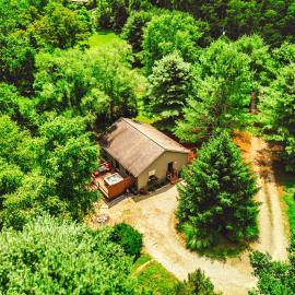 Romantic Cabin Hot Tub King Bed Private Forest，位于Rockbridge的酒店