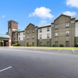 La Quinta Inn & Suites by Wyndham Louisville East，位于路易斯威尔的酒店