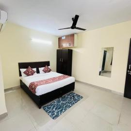 Hotel Blueberry - Noida sector 34 Metro，位于诺伊达的酒店