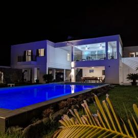 Casa Playa Eugen beach house with pool，位于El Morro的酒店