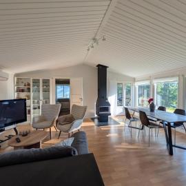 Family-friendly house with proximity to lake and forest，位于Ekshärad的酒店
