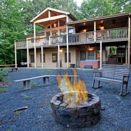 6BR/5BA Retreat • Hot Tub • Game Room • Treehouse，位于蓝岭的酒店