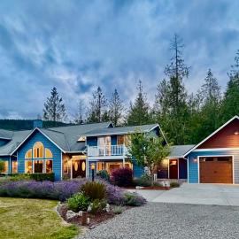 ElkLandia The Olympic Peninsula's Premier Luxury Estate for Gatherings，位于塞奎姆的酒店