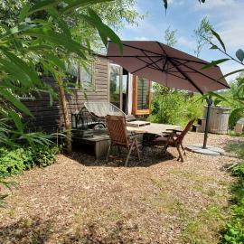 Tiny House Lau at Glamping Verbaarum，位于贝德姆的酒店