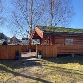 Log cabin in rural surroundings，位于斯彻达尔的酒店