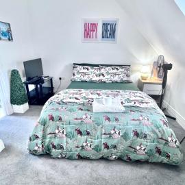 Comfortable En-suite room in peaceful Hampton Home，位于彼得伯勒的酒店