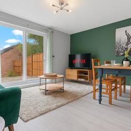 2 Bedroom House with Fast WiFi and Free Parking Close to Rugby Town，位于拉格比的酒店