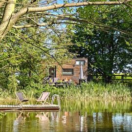 Tiny House am Naturteich mit Grill & Kamin - bis 5 Personen，位于Großharthau的酒店