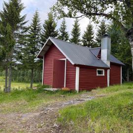 Rustic Cabin in Nature Outhouse & Wood Stove，位于Lavangen的酒店