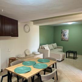 Matina's cozy home close to Monemvasia，位于Áyios Sarándos的酒店
