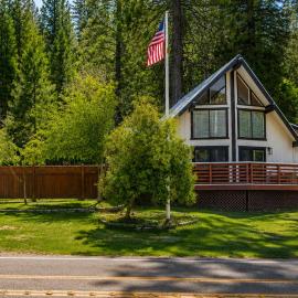 Serene Cabin Retreat Between Murphys & Arnold，位于墨菲斯的酒店