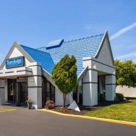 Travelodge by Wyndham Milwaukee,位于密尔沃基的酒店