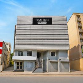 Townhouse Paldi Bus Terminal Ahmedabad Formally Neelkanth，位于艾哈迈达巴德的酒店