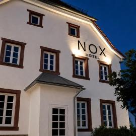 NOX HOTEL - Digital-Check-In & Virtual Reception - nahe Bretten & Karlsruhe，位于Wössingen的酒店