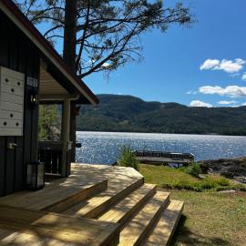 Charming waterside cottage by Lake in Seljord，位于赛尔尤尔的酒店