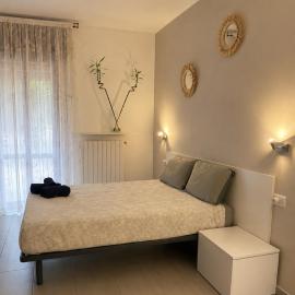 Private Room with Ensuite In Front of Saronno Station，位于萨龙诺的酒店