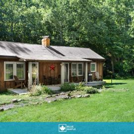 2BR chalet w hot tub, porch & refreshing views，位于Mathias的酒店
