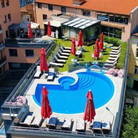Cosmopolitan Hotel & Wellness，位于鲁塞的酒店