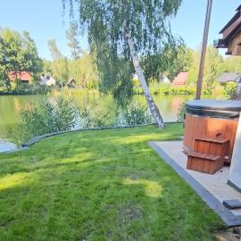 Domek zejscie do jeziora jacuzzi balia kajak grill，位于Rokitki的酒店