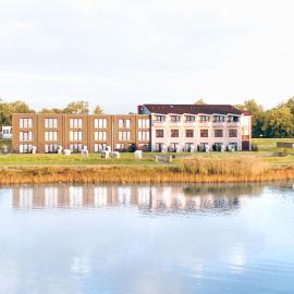 BE BIO Hotel be natural - direkt am Wasser，位于滕宁的酒店