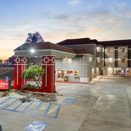 Ramada by Wyndham Ontario Airport & Convention Center,位于安大略的酒店