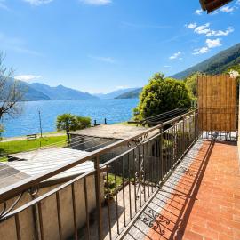 The Music of The Lake - Lake Front with three Bedrooms，位于东戈的酒店