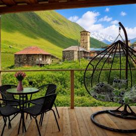 Chvibiani Guesthouse & Bar，位于乌树故里的酒店
