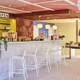 Greet Hotel Versailles - Voisins Le Bretonneux，位于维尼森斯勒博特涅的酒店