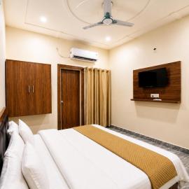 Hotel Brij Vaas - Located Near Major Temples #AC Rooms #Peaceful Location #Near Prem Mandir,位于范兰德凡的酒店