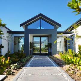 Luxury entertaining home on secure golf estate，位于Simondium的酒店