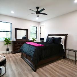 Luxury Queen Suite for 2 Downtown Bartow Near Lakeland Luggage Storage，位于巴托的酒店