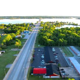 Outrigger Motel at Grand Lake，位于Grove的酒店