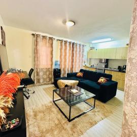 Stylish Ngong Retreat with Balcony & Rooftop Lounge The Moon Stays，位于Ngong的酒店