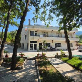 Hotel Restaurant Ujimira，位于Radomirë的酒店