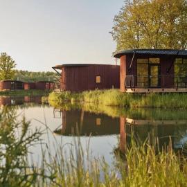 Chalet near Antoing, 116 m², lake view，位于Antoing的酒店