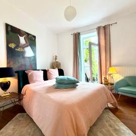 Maison VCB Ciney - Hôtel Particulier de 1820, Cœur de Ville, Parc & Parking Privé，位于西内的酒店