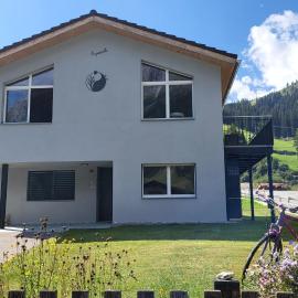 Splügen - Wohnung "Engadinella"，位于施普吕根的酒店