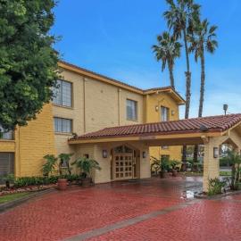 Days Inn by Wyndham San Diego Vista，位于维斯塔的酒店