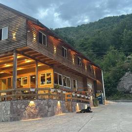 Drini Guesthouse，位于Tropojë的酒店