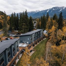 Basecamp Resorts Revelstoke，位于雷夫尔斯托克的酒店