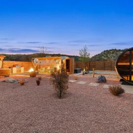 The Airstream 1 at The Fields in East Zion，位于奥德维尔的酒店