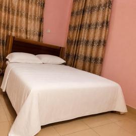 Executive 2BR at Redemption Camp，位于Loburo的酒店